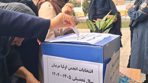 جلسه انتخابات انجمن اولیا و مربیان در دبستان شهید احمدپور قائمشهر