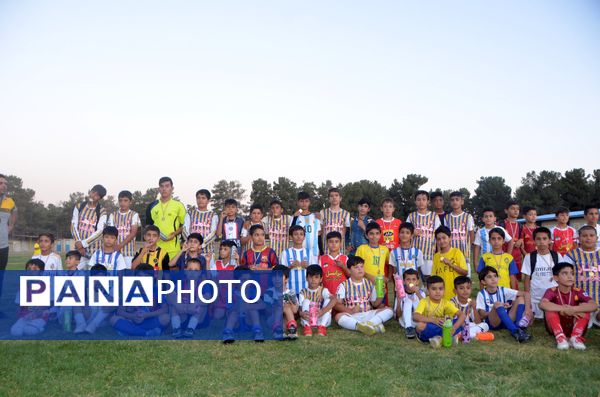 اختتامیه کلاس‌های اوقات فراغت فوتبال در سالن تربیت‌بدنی شهید عابدی