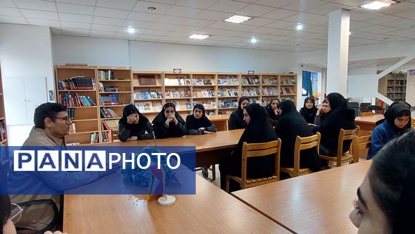 بازدید دانش‌آموزان دبیرستان فاطمه الزهرا(س) از کتابخانه شهید بهشتی 