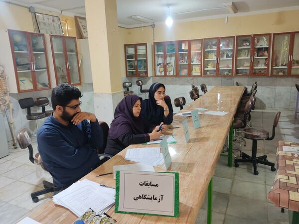 مسابقات آزمایشگاهی مدارس پارسیان