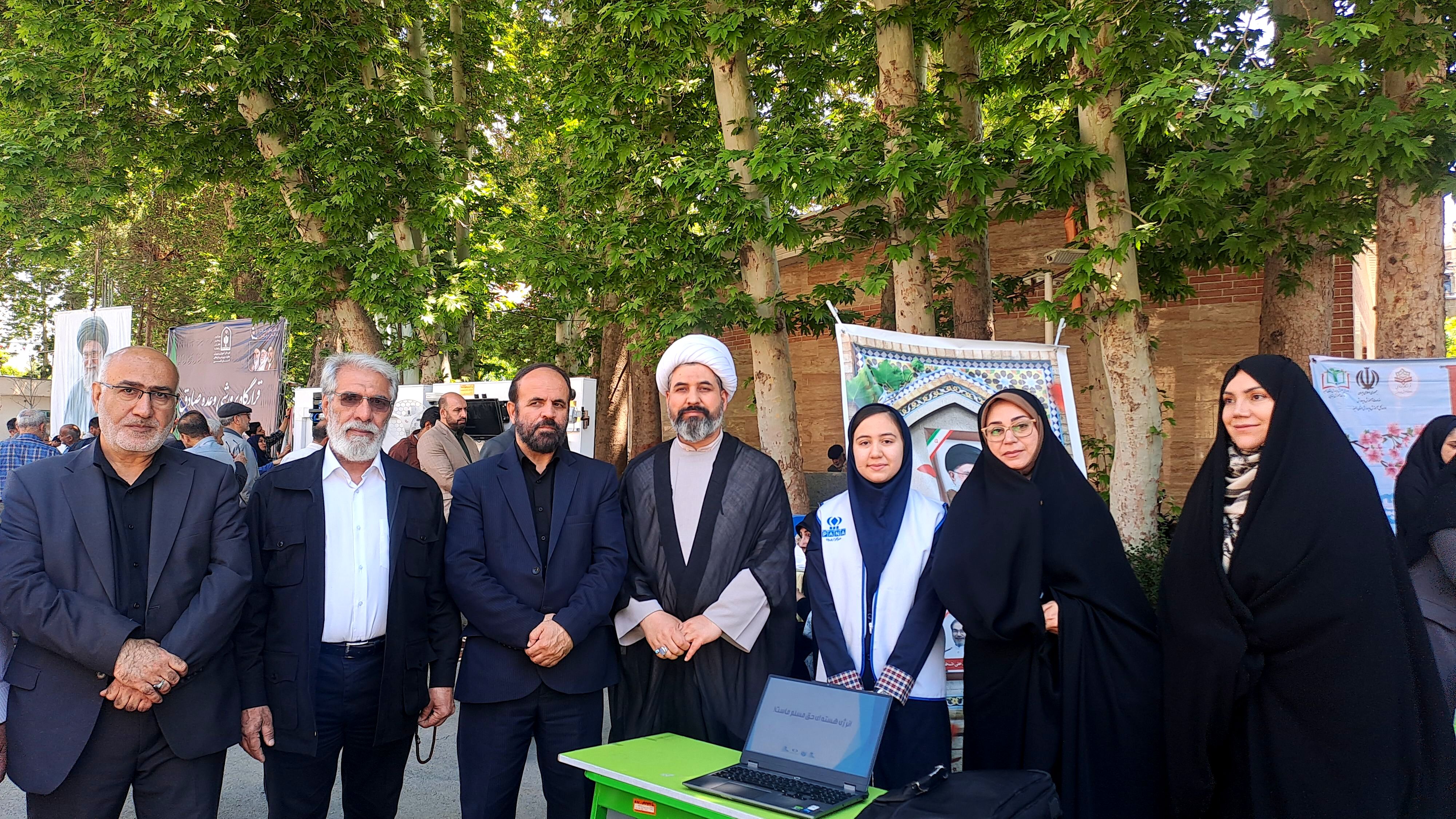 خروش جوانان در مصلی کرج با اجرای سرود و رجزخوانی  دانش‌آموزان در آیین پاسداشت میهن