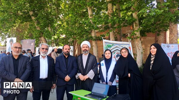 خروش جوانان در مصلی کرج با اجرای سرود و رجزخوانی  دانش‌آموزان در آیین پاسداشت میهن