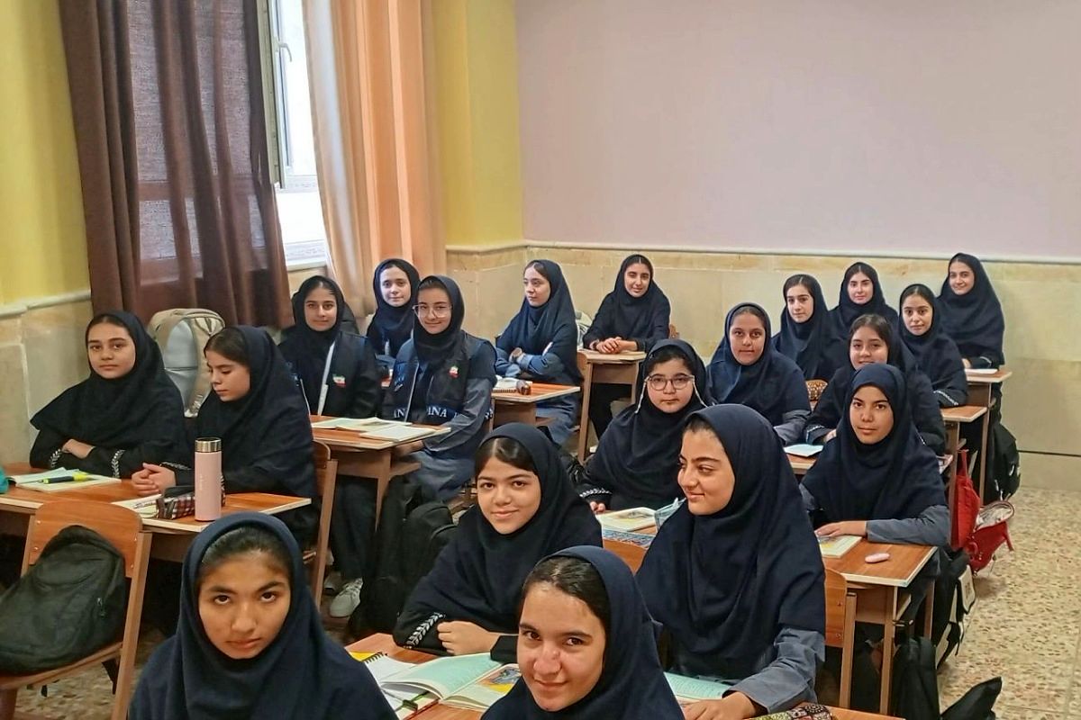 عکس یادگاری کلاس 8/2 مدرسه اختر صدوقی 