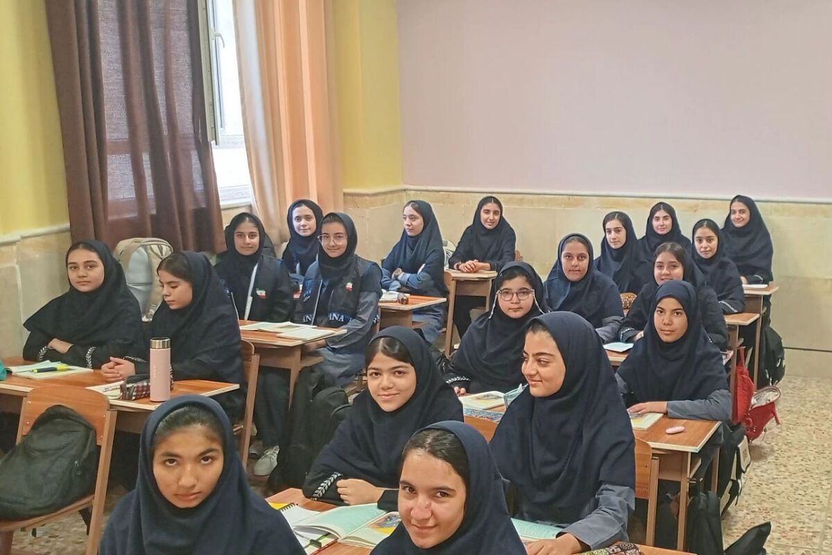 عکس یادگاری کلاس 8/2 مدرسه اختر صدوقی 
