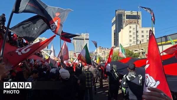 مشهد، در آغوشِ حرم، با رهبر شهید وداع کرد