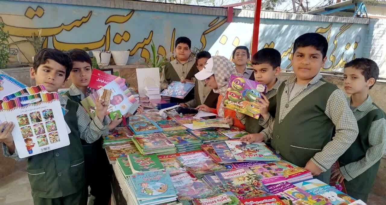 برپایی نمایشگاه کتاب به مناسبت هفته امور تربیتی در دبستان احمد کاظمی بک