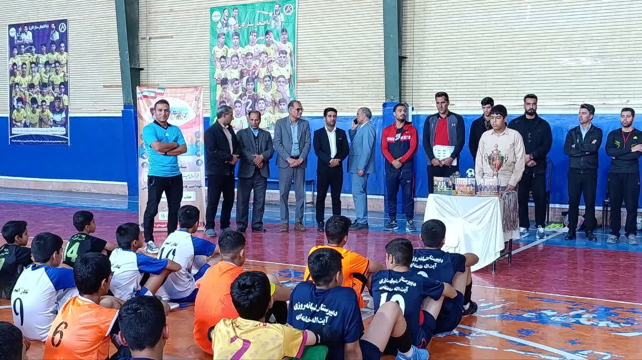 اختتامیه پرشور مسابقات فوتسال مدارس خلیل‌آباد با معرفی قهرمانان 