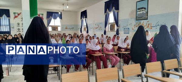 نواختن زنگ مهر و ایثار و ادای احترام به یادمان شهدا در بندر لنگه 