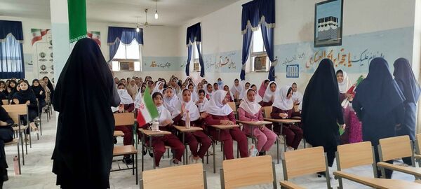 نواختن زنگ مهر و ایثار و ادای احترام به یادمان شهدا در بندر لنگه 