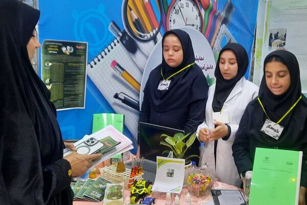 برگزاری نمایشگاه دستاوردهای دانش آموزان دخترانه دبیرستان حکمت ناحیه دو شهرری 