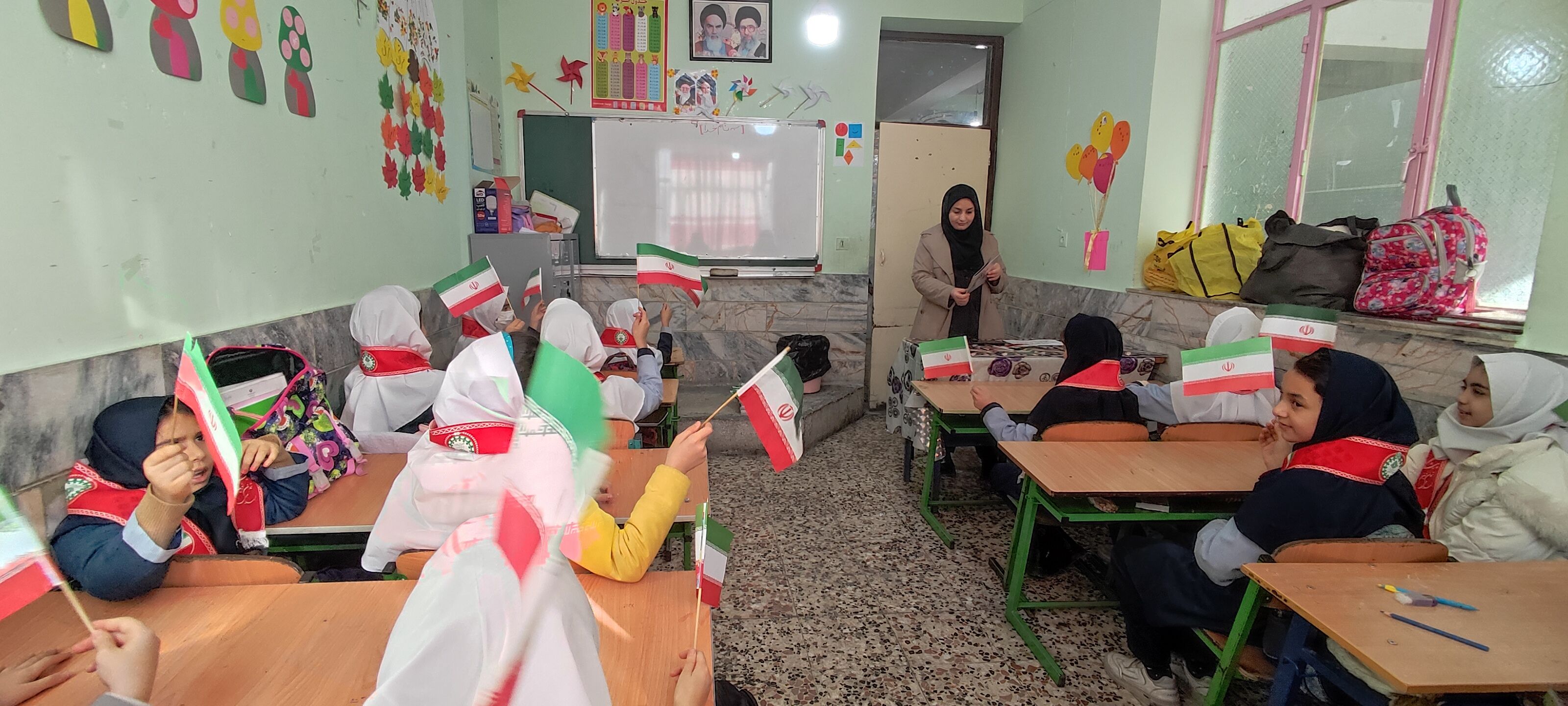توزیع کتاب « از ایرانمان دفاع می کنیم » در بین دانش‌آموزان پیشتاز مدرسه شهید خاقانی شهرستان شیروان
