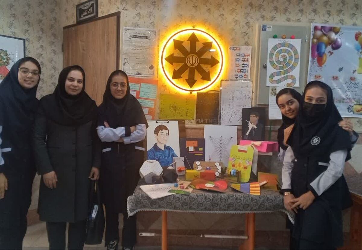 نمایشگاه دستاوردهای ریاضی دانش آموزان دبیرستان فرزانگان دکتر شاهی برگزار شد