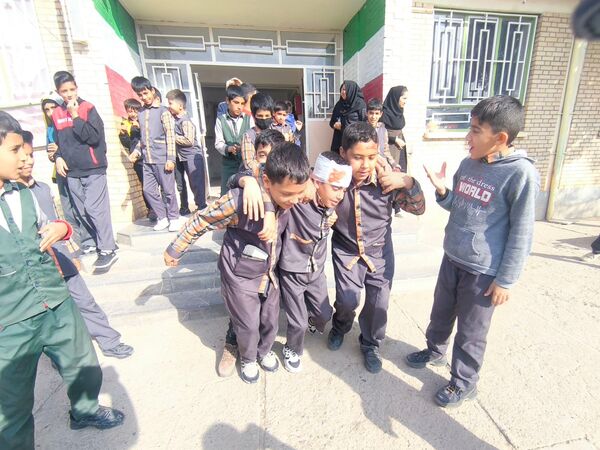 مانور زلزله در دبستان شهید پسندیده فدافن  