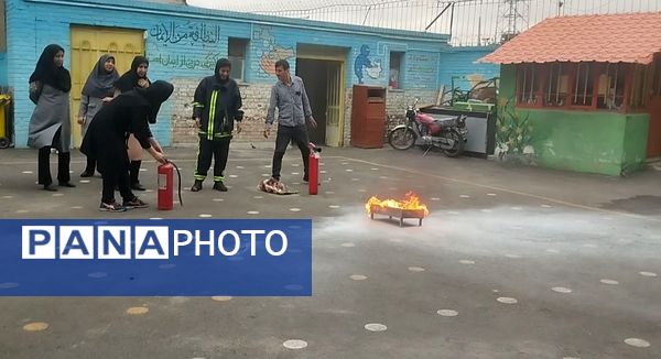 برنامه آموزشی اطفا حریق در مدرسه مهندس رحمانی فرد مشهد