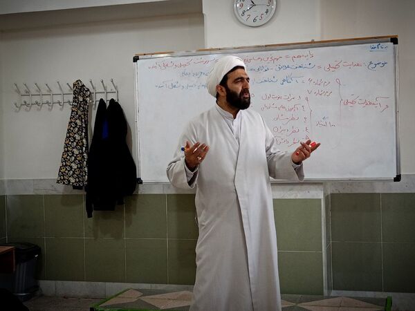 اولین جلسه هدایت تحصیلی دانش آموزان پایه نهمی دبیرستان میثاق