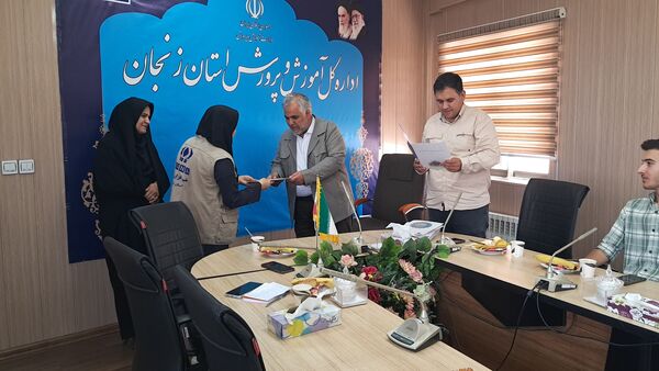 دیدار جمعی از دانش‌آموز خبرنگاران زنجانی با مدیرکل آموزش و پرورش استان