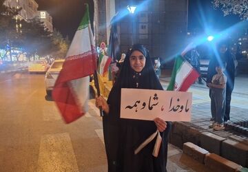 تجمع انقلابی مردم مشهد در میدان محمدیه همزمان با شب شهادت امام صادق (ع)