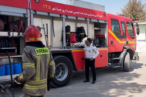 آموزش اصول اولیه آتش‌نشانی در مدرسه زکیه صباشهر