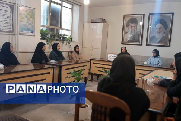 جلسه مدیر با دانش آموزان منتخب پژوهشسرا در دبیرستان شهدای هسته ای قرچک
