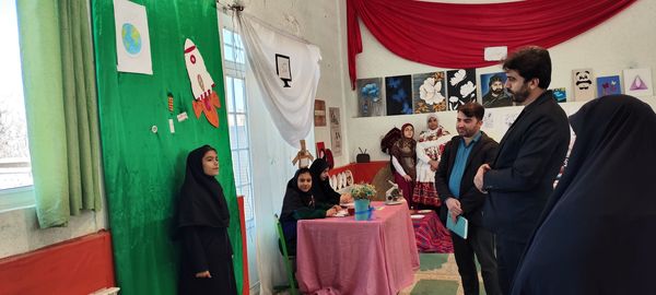 افتتاح نمایشگاه مدرسه انقلاب دبیرستان بهارآزادی 