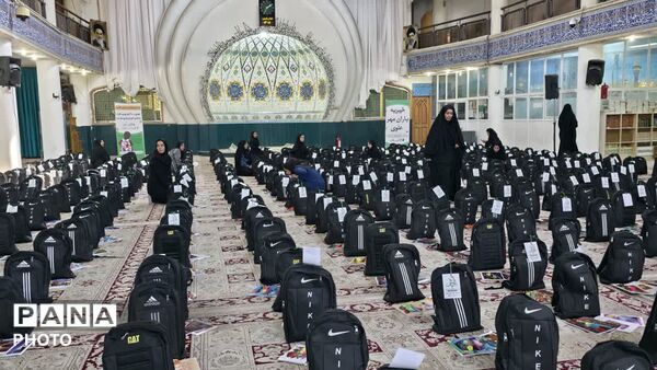 اهدای۳ هزار بسته لوازم‌التحریر به یاد دانش‌آموزان شهید میناب