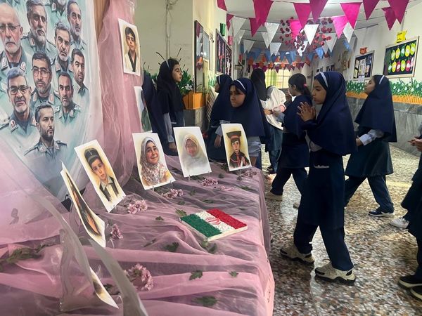 یادبود شهادت دانش‌آموزان شهید جنگ تحمیلی ۱۲ روزه در دبستان المهدی ناحیه 2 کرج 