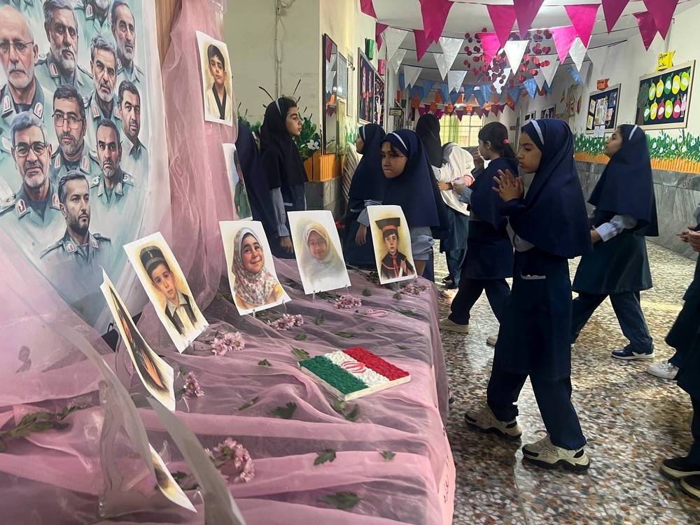 یادبود شهادت دانش‌آموزان شهید جنگ تحمیلی ۱۲ روزه در دبستان المهدی ناحیه 2 کرج 