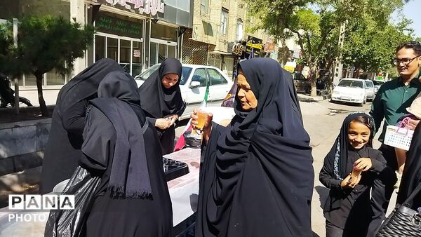 گذری بر فعالیت موکبی در بلوار جمهوری نیشابور در پیاده روی جاماندگان اربعین حسینی نیشابور‌ 