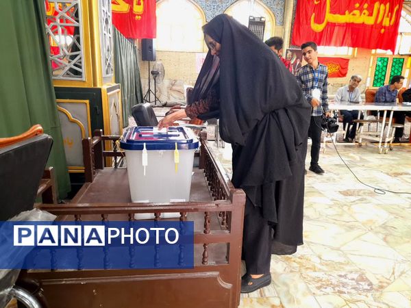 حضور شورآفرین مردم شهرستان راور در پای صندوق‌های رای