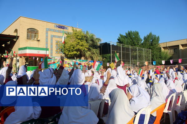 جشن روز دانش‌آموز در دبستان امید انقلاب بوشهر
