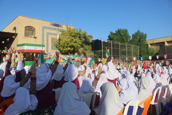 جشن روز دانش‌آموز در دبستان امید انقلاب بوشهر
