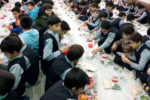 سفره افطار در دبستان شاهد بهنام محمدی ناحیه 2 کرج 