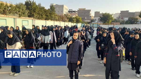 مراسم صبحگاهی در دبیرستان دخترانه عصمت اسلامشهر