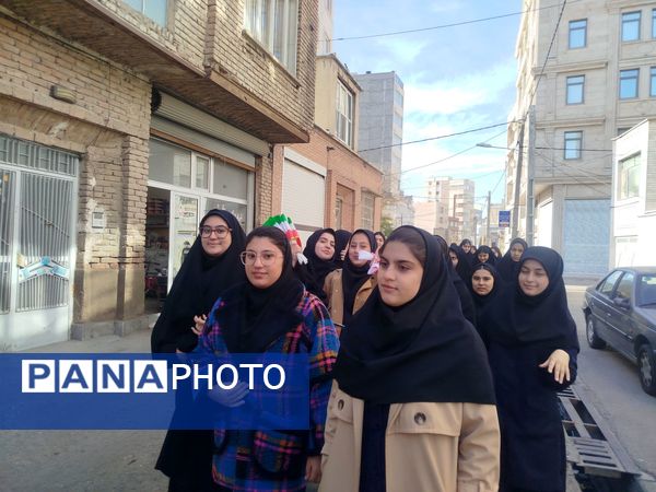 حضور پرشور دانش‌آموزان دبیرستان هیئت امنایی معراج اردبیل در راهپیمایی روز ۱۳ آبان ماه