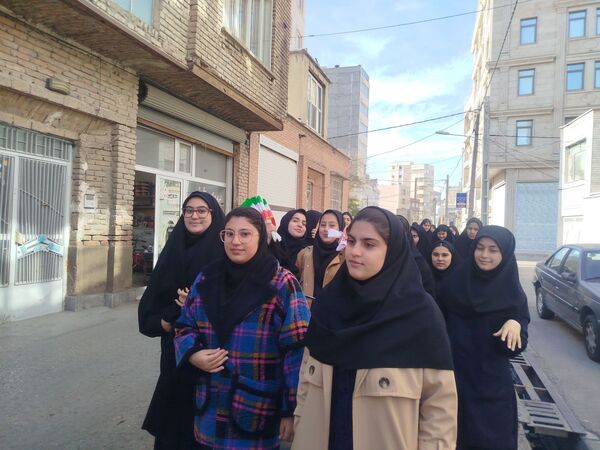 حضور پرشور دانش‌آموزان دبیرستان هیئت امنایی معراج اردبیل در راهپیمایی روز ۱۳ آبان ماه