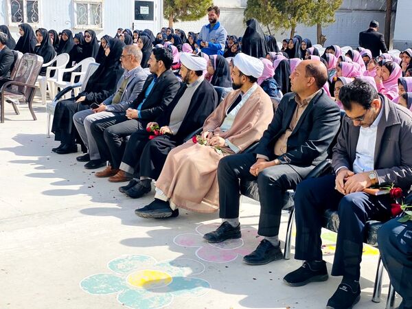 نواختن زنگ جشن نیکوکاری در دبستان زینب قهرمانی مه ولات