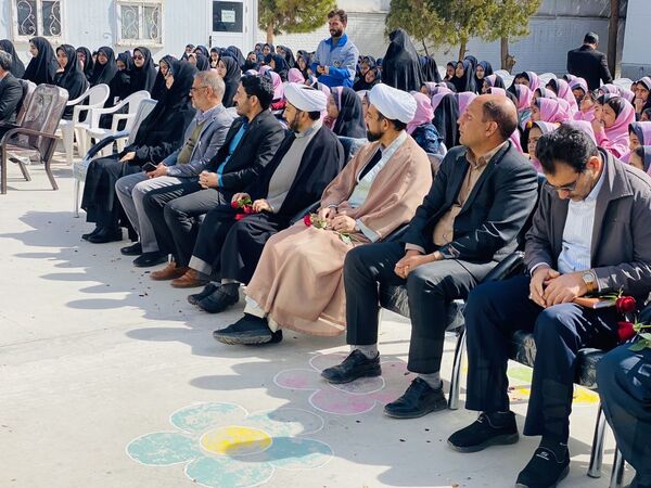 نواختن زنگ جشن نیکوکاری در دبستان زینب قهرمانی مه ولات