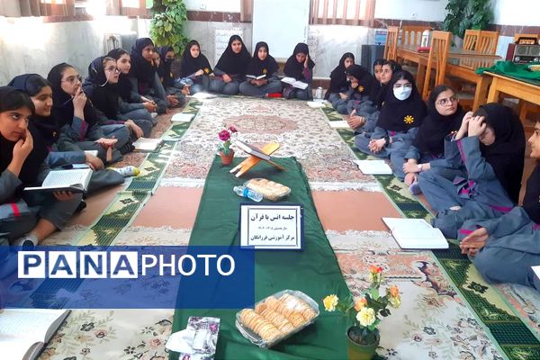 جلسه انس با قرآن و گفتمان دینی در دبیرستان فرزانگان قائمشهر