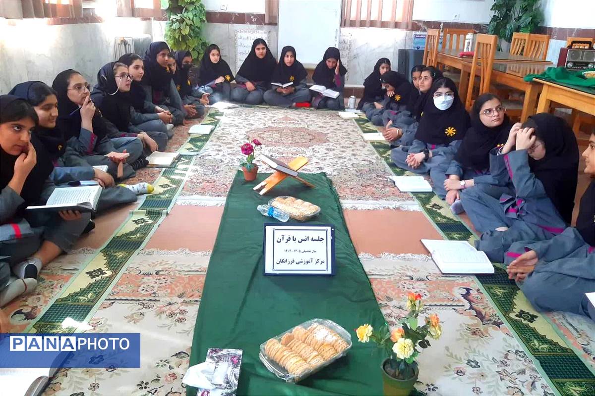 جلسه انس با قرآن و گفتمان دینی در دبیرستان فرزانگان قائمشهر