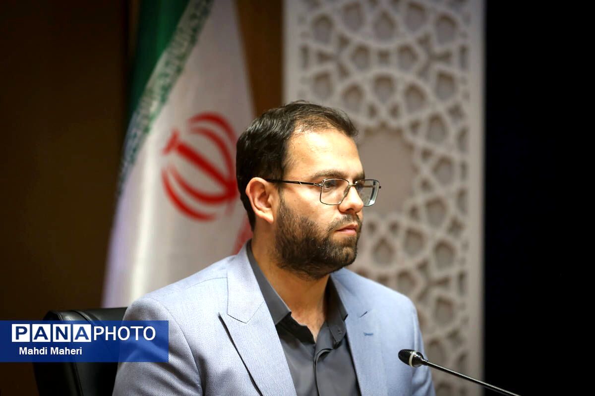 قائم مقام سازمان دانش آموزی رأی خود را به صندوق انداخت