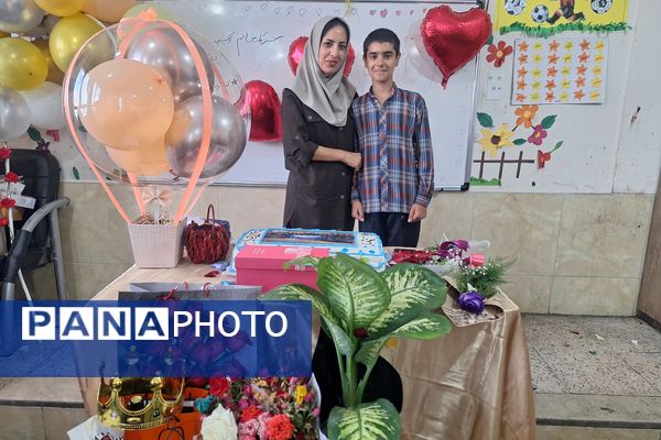 معلم مشعل دانش و چراغ هدایت است