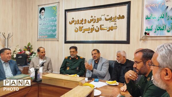 تجلیل از معلمان نمونه تویسرکان