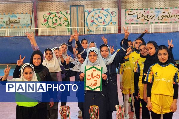 مسابقه فوتسال دانش‌آموزی دختران ابتدایی در بهارستان دو