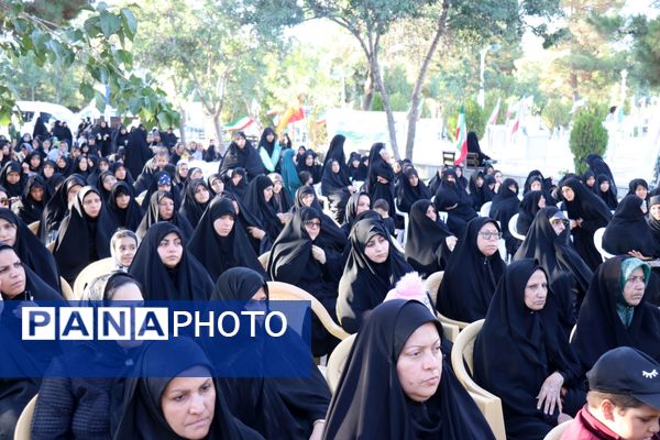 ادای احترام وزیر آموزش و پرورش و فرماندهان سپاه بر مزار سردار شهید کاظمی در بهشت رضا(ع)