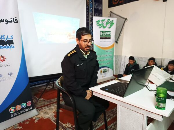 کارگاه آموزشی پیشگیری از آسیب‌های فضای مجازی در دبیرستان رجایی