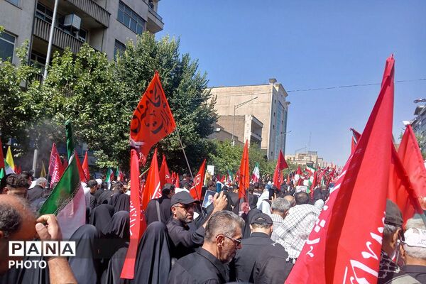 خروش ملت شکست‌ناپذیر در بدرقه رهبر شهید