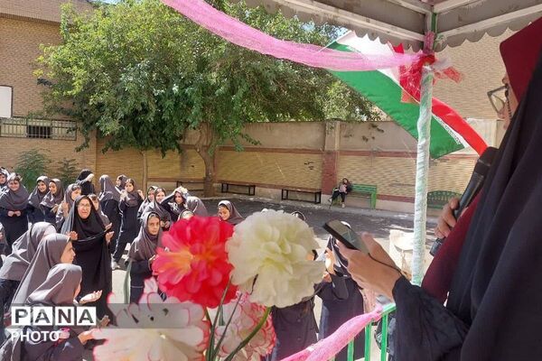طنین زنگ جوانه همراه با عطر جانفزای نماز جماعت با طرح (برای نماز برخیزیم )در دبیرستان بعثت