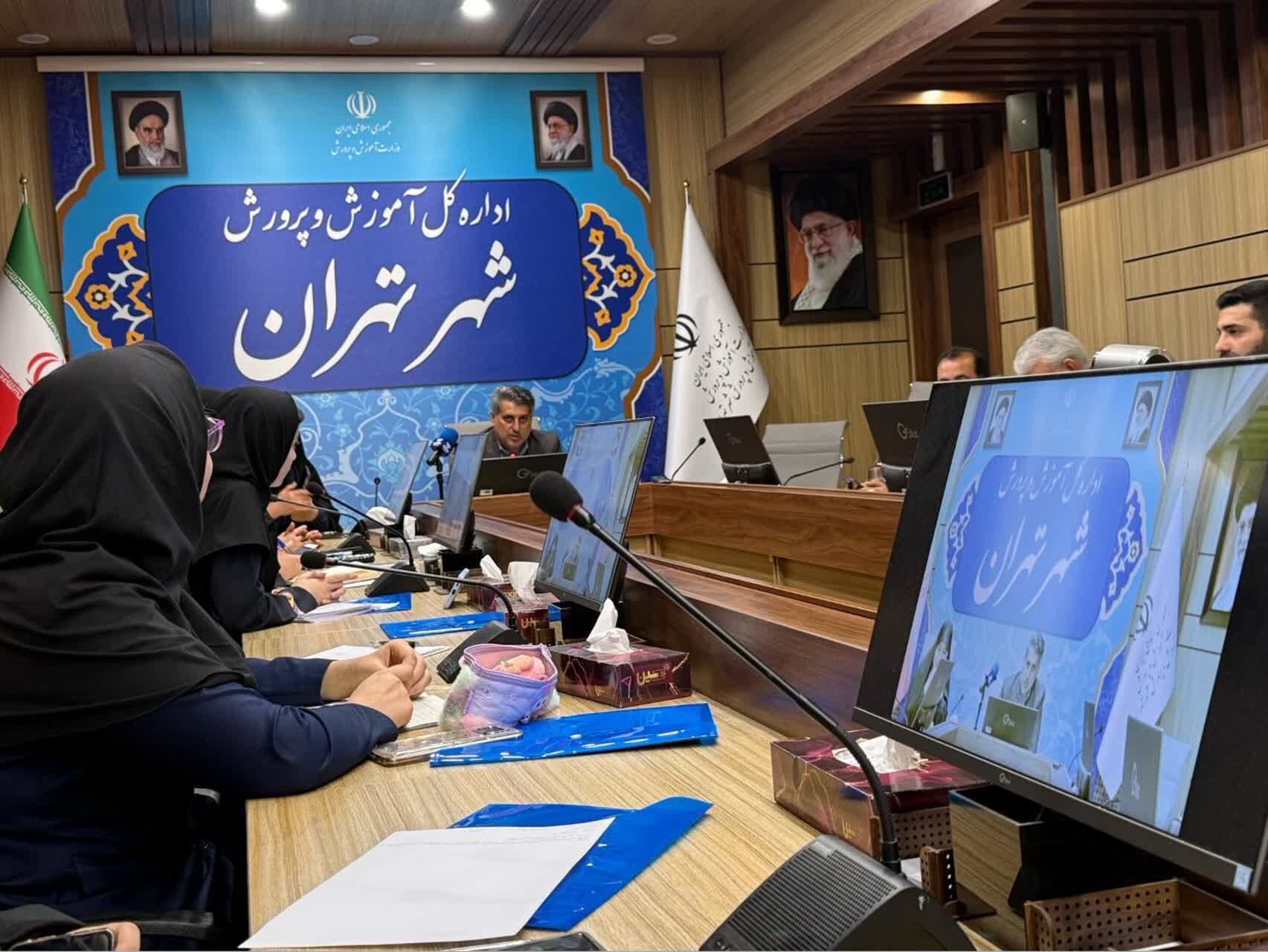 تقدیر از دانش‌آموزخبرنگاران، نمایندگان مجلس و مجامع دانش‌آموزی در نشست گفت‌وگوی بین‌نسلی تهران