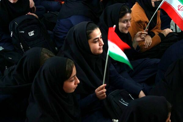 مراسم روز دانش‌آموز و هفته بسیج دانش‌آموزی در مدرسه بنت‌الهدی بهارستان۲