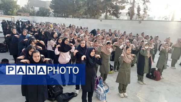 مراسم صبحگاهی در دبیرستان دخترانه عصمت اسلامشهر